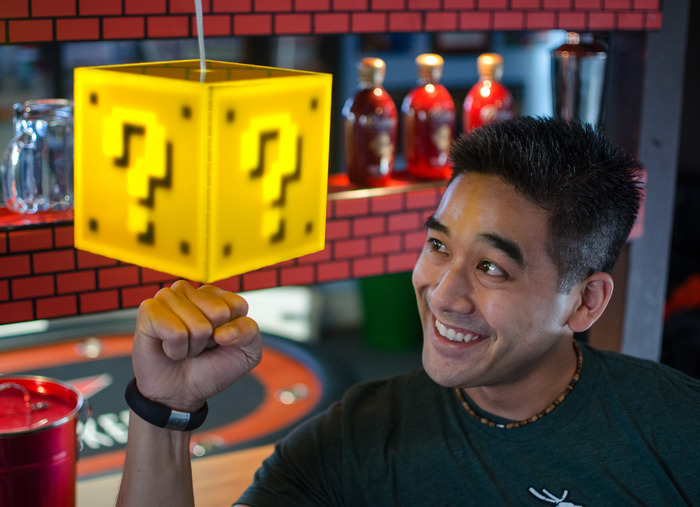Hoffentlich fliegt ihm keine Goldmünze auf den Kopf - die Mario Blocklampe