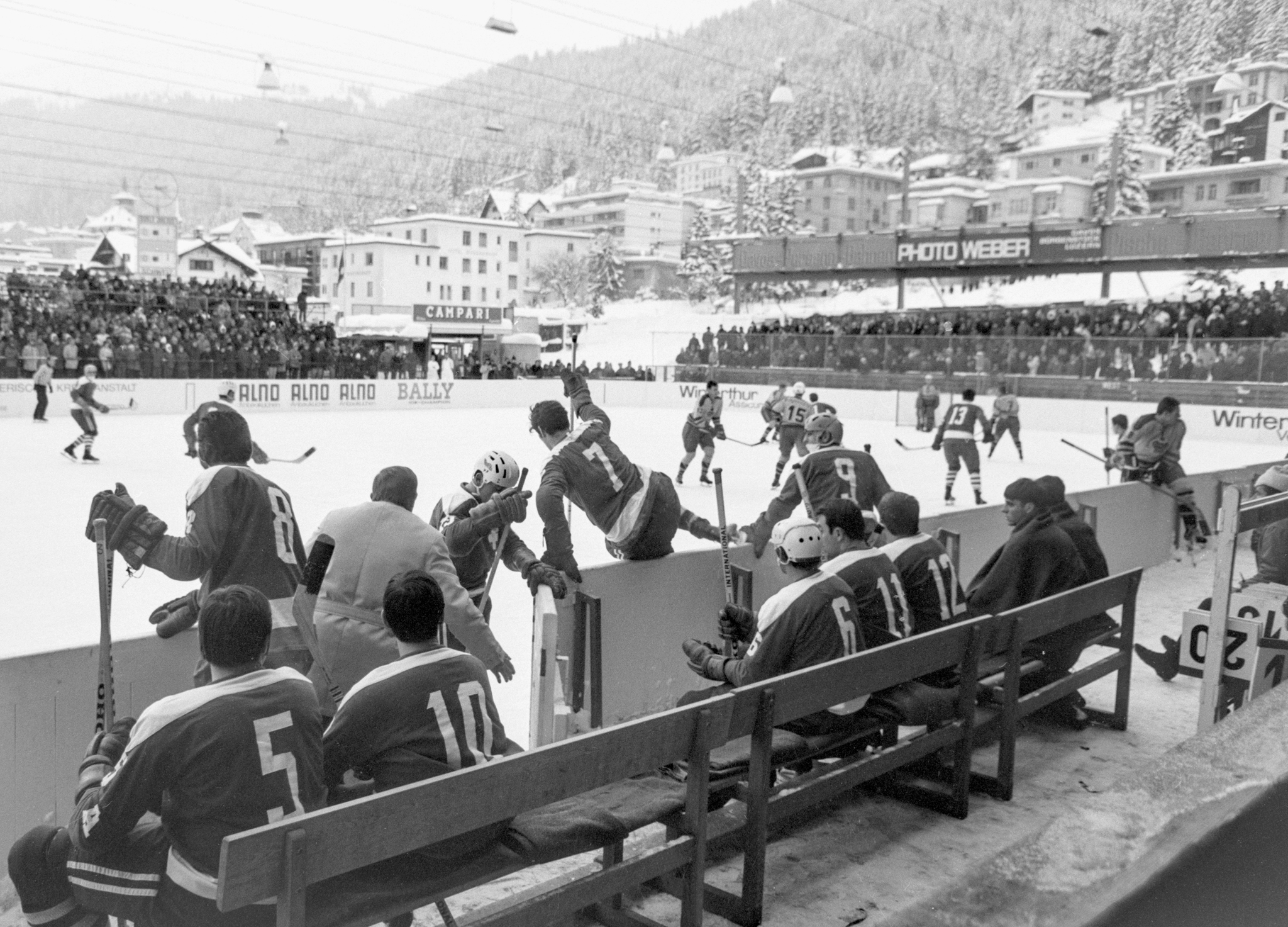 ZUM SPENGLER CUP 2015 VOM SAMSTAG, 26. DEZEMBER 2015, BIS DONNERSTAG, 31. DEZEMBER 2015, STELLEN WIR IHNEN FOLGENDES BILDMATERIAL ZUR VERFUEGUNG - Trainer Kobera (von hinten, mit grauem Mantel) beordert die erste Sturmlinie der Schweizer Nationalmannschaft auf das Eis, Tuerler, Nummer 8, Piller, Nummer 7, und Reinhard, Nummer 9. Die Schweiz verliert am 26. Dezember 1968 das Eroeffnungsspiel beim Spengler Cup gegen Dukla Jihlava mit 1 zu 6 Toren. (KEYSTONE/PHOTOPRESS-ARCHIV/Wir.)