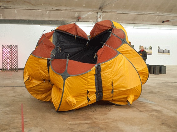 Raum im Raum im Raum im Raum: Wiederkehrs Zeltinstallation an der Regionale 2014. 