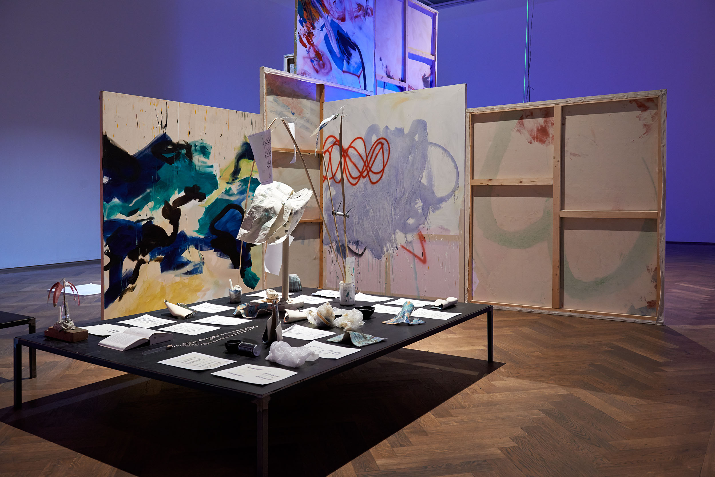 Louise Guerra, Installationsansicht, Chapter 15 Sci-Fi Opera: Sleep Tracking App Loop Station Island, 2015, Jungs, hier kommt der Masterplan, Kunsthalle Basel, 2015. Courtesy Louise Guerra.