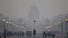 Der Präsidentenpalast in Neu Delhi im dicken Smog. Eine Mischung aus Nebel, Russ und Abgasen hüllt die indische Hauptstadt