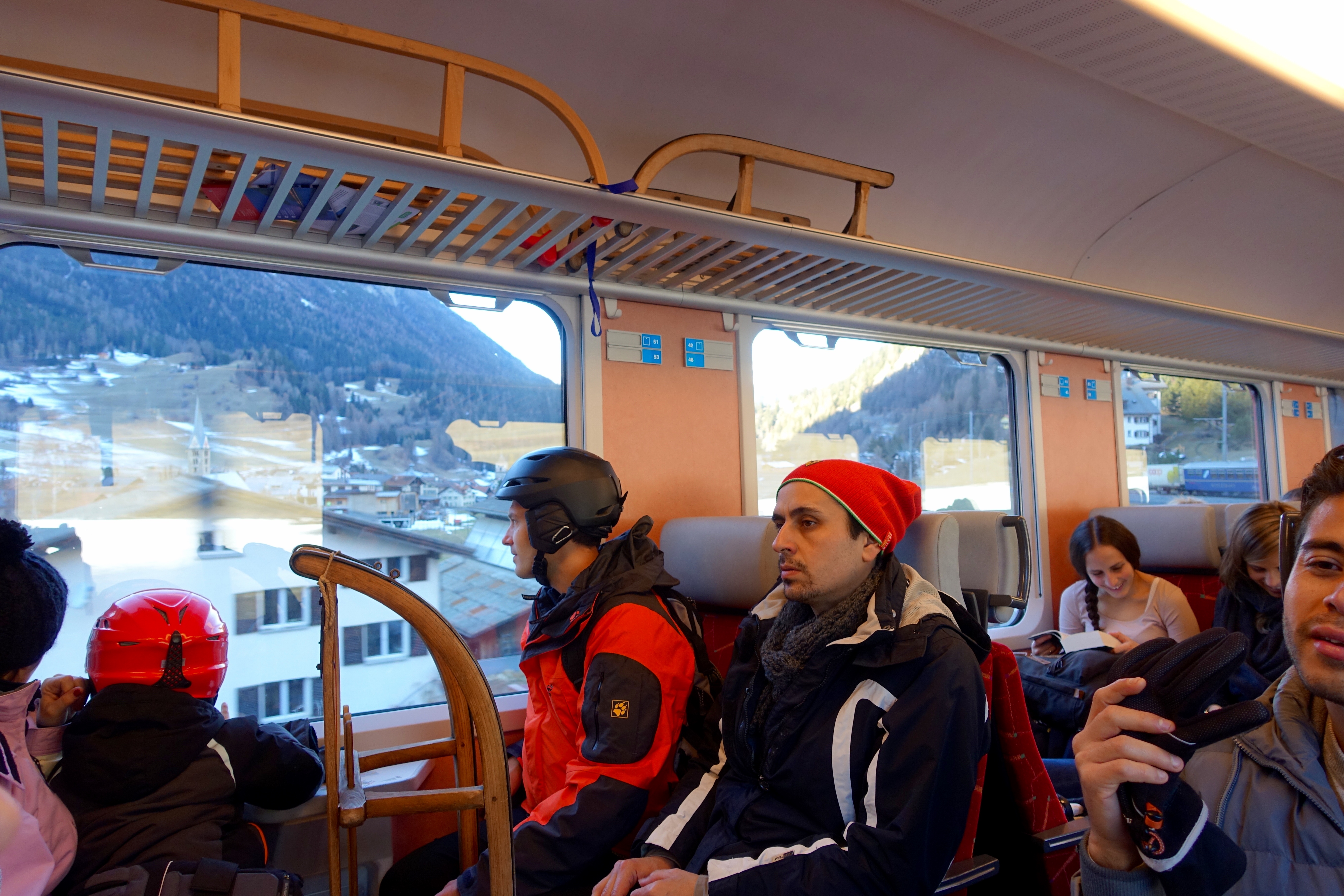 Schlittler auf dem Weg von Bergün nach Preda - dem Schneemangel zum Trotz.