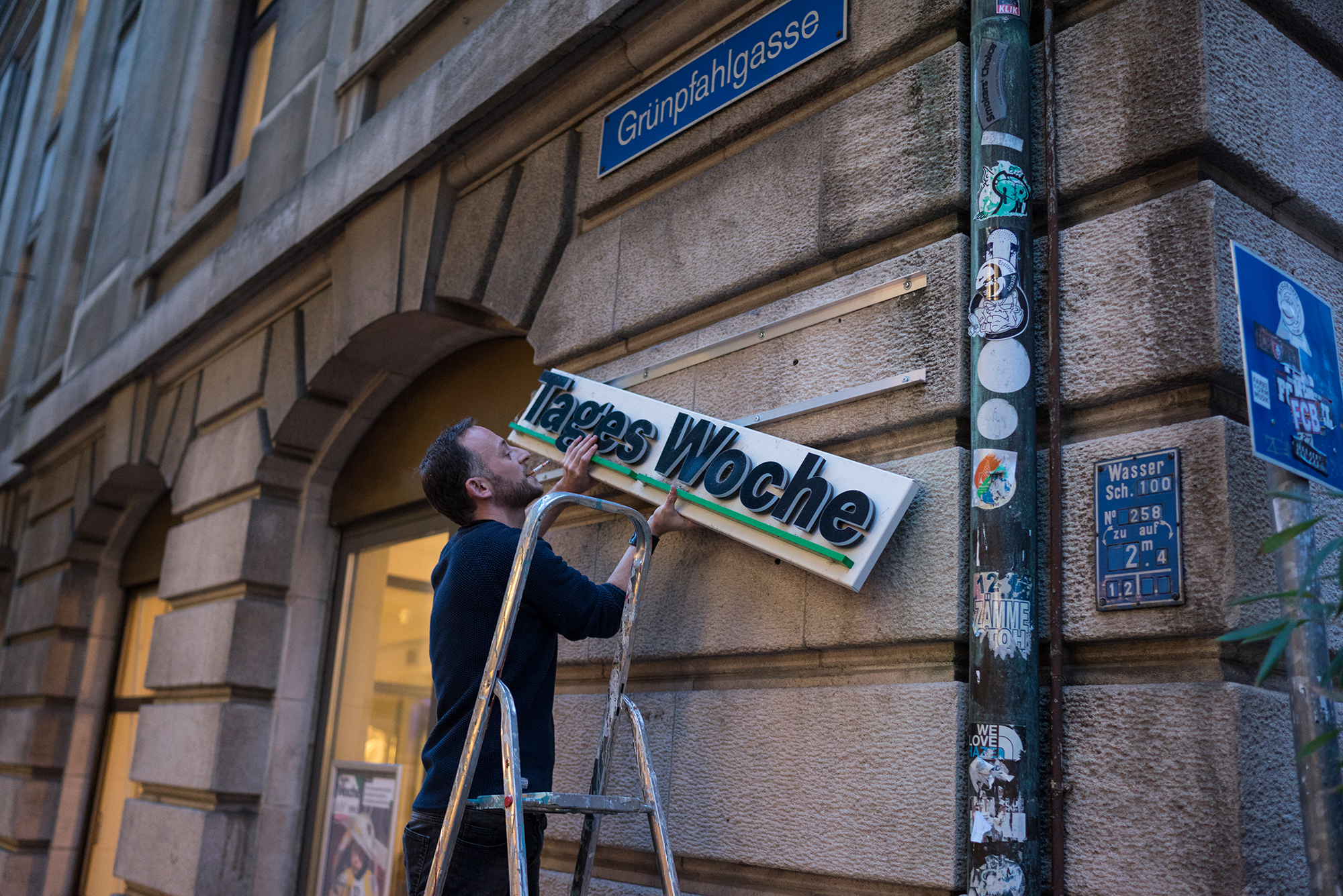Das Ende des Newsrooms hinten in der Mitte, das Ende auch der Leuchtschrift.