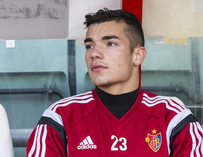Le gardien balois Dario Thuerkauf s'assied sur le banc des remplacants avant la rencontre de 1/4 de finale de la Coupe Suisse de football entre le FC Sion et le FC Bale 1893 ce dimanche 13 decembre 2015 au stade de Tourbillon a Sion. (KEYSTONE/Alessandro della Valle)