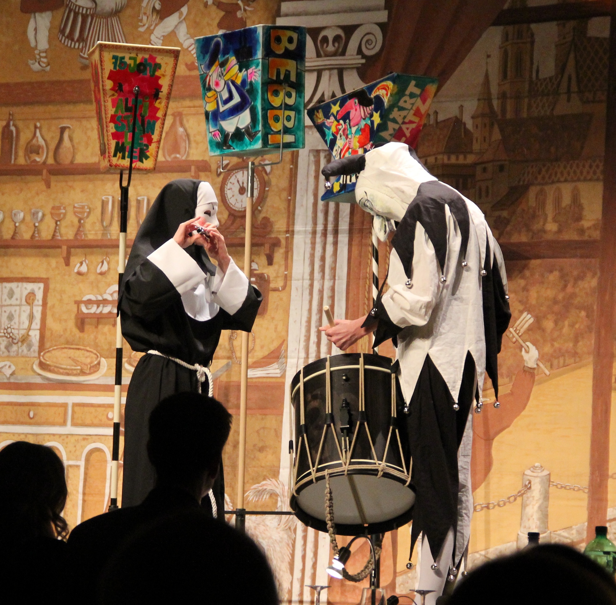 Fasnachtsmärsche von Michael Robertson lagen beim «Offizielle» hoch oben in der Beliebtheitsskala. So gab auch dieses Duo «dr Hofnaar» zum Besten.