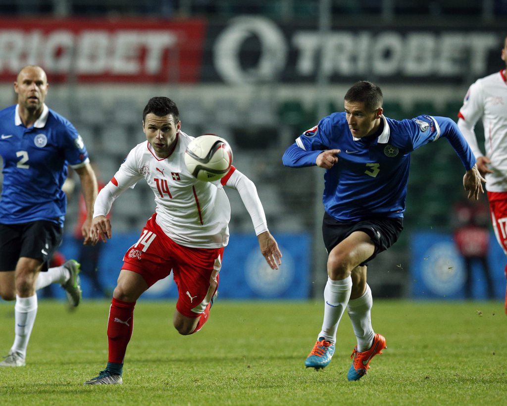 epa04975493 Switzerland's' Renato Steffen (L) vies for the ball with Estonia's Artur Piik during the UEFA EURO 2016 qualifying match between Estonia and Switzerland at A. Le Coq arena in Tallinn, Estonia, 12 October 2015. EPA/JAREK JOEPERA