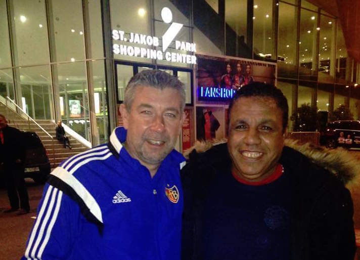 Trainer unter sich: Mohamed Elneny Vater (rechts) mit FCB-Coach Urs Fischer vor dem St.-Jakob-Park.