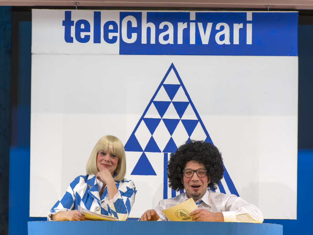 Sorgte für so manchen Lacher: Charivari-Regisseurin und Schauspielerin Colette Studer parodiert zusammen mit Ayhan Sahin als Dolmetscher den Fernsehsender Telebasel.