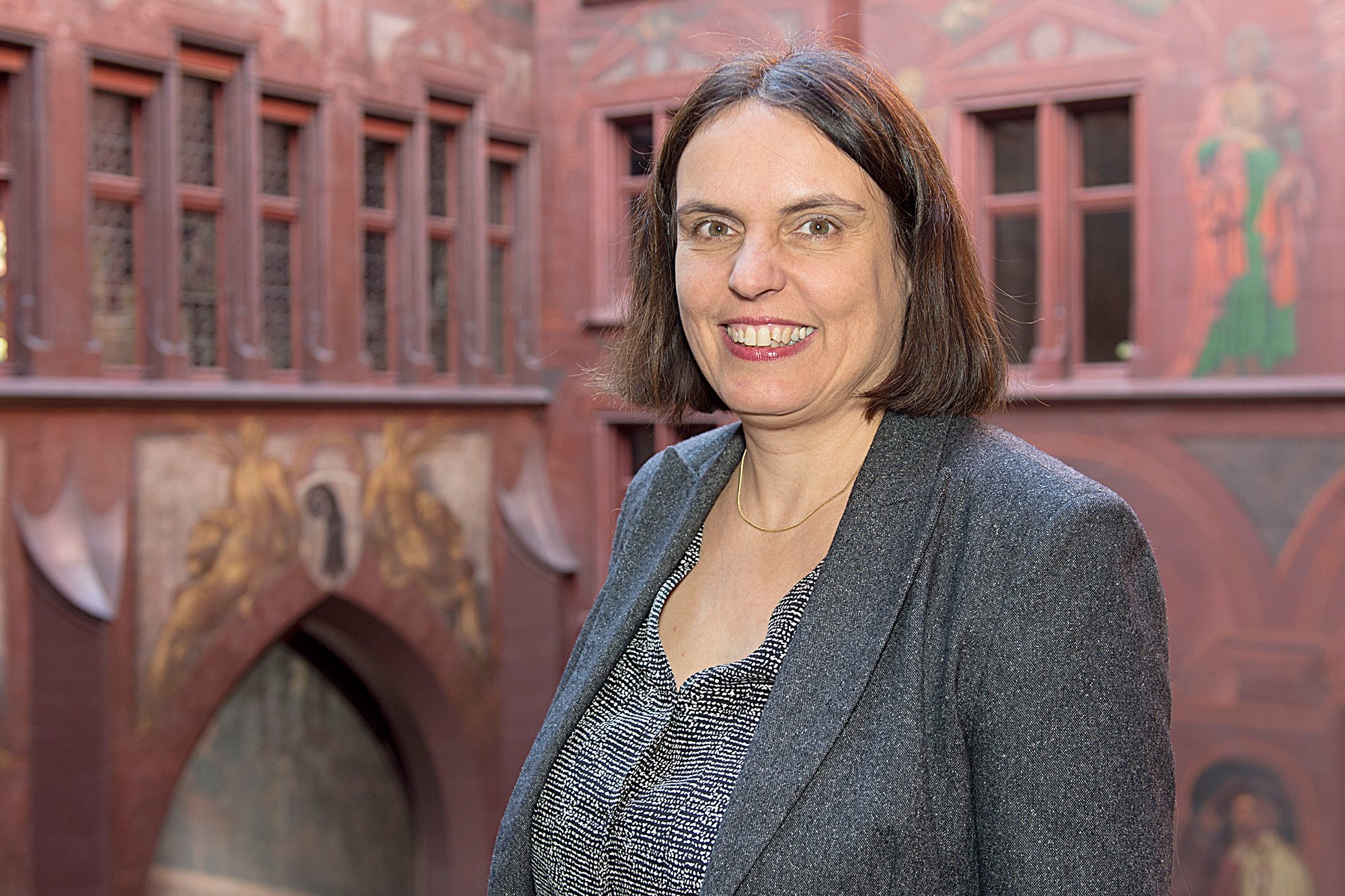 Für das Amtsjahr 2015/16 posierte Elisabeth Ackermann (Grünes Bündnis) als Präsidentin des Grossen Rates im Hof des Basler Rathauses.