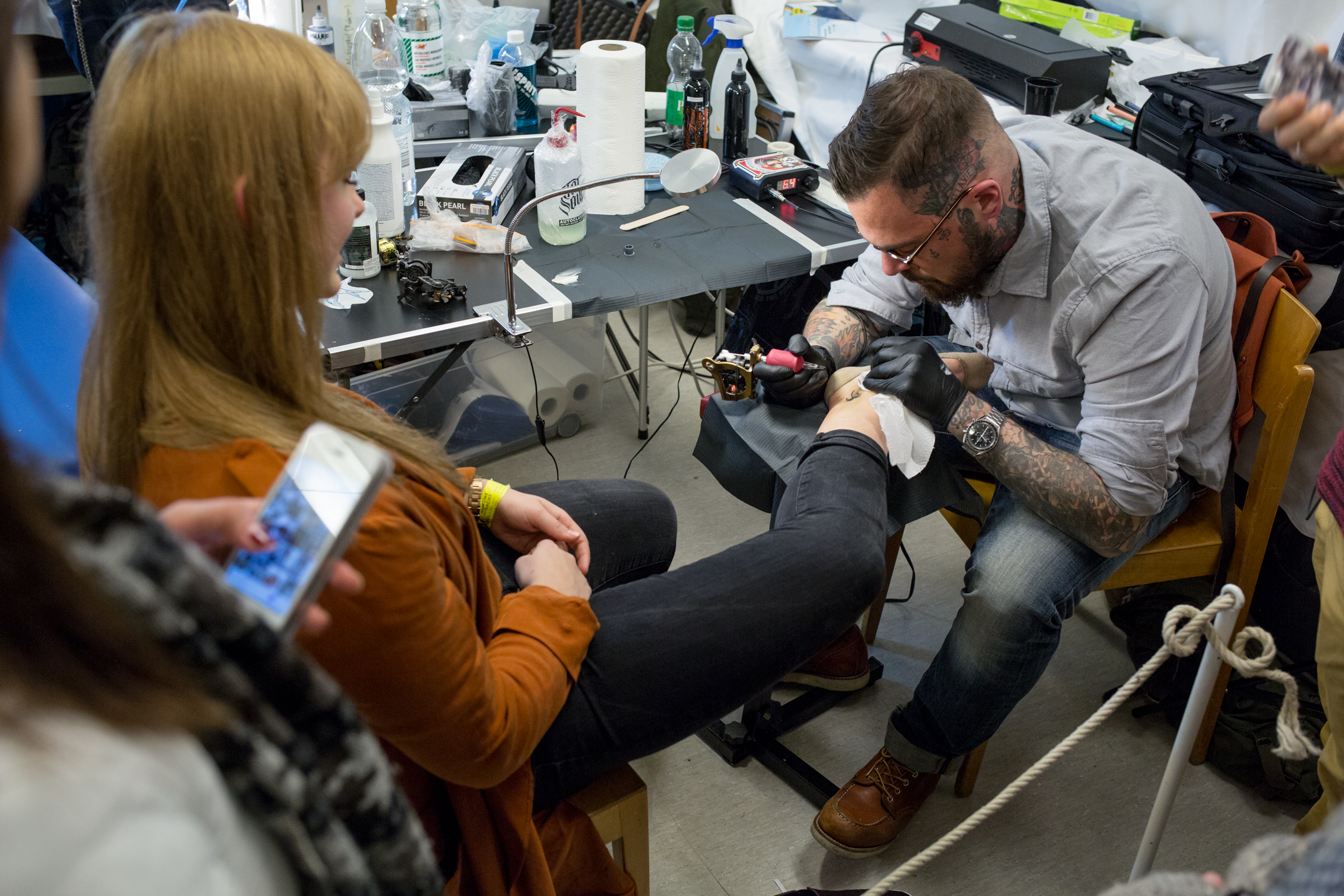 Mutige lassen sich im Antikenmuseum ein (echtes) Tattoo verpassen.