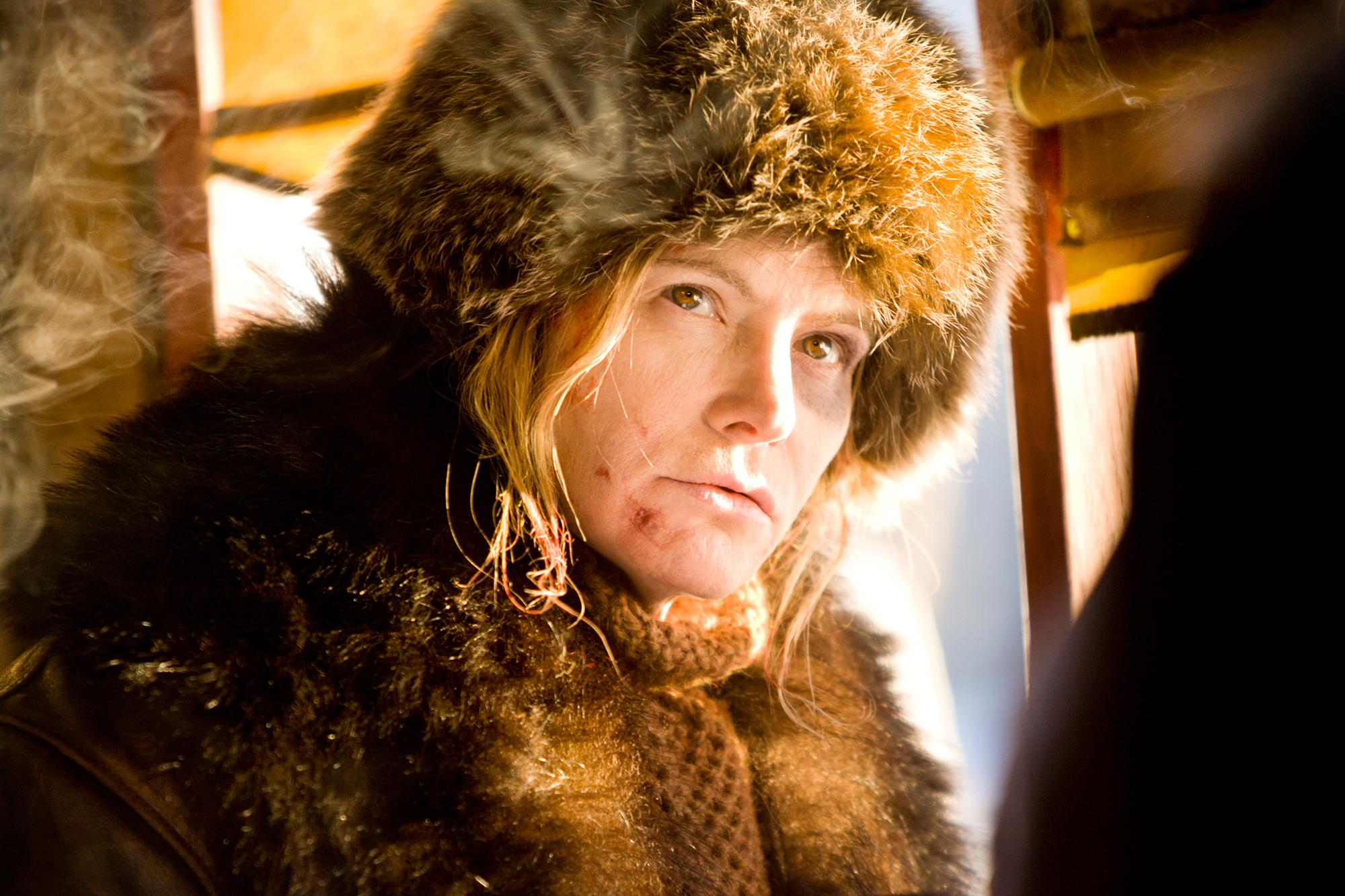 So zerrupft habt ihr Jennifer Jason Leigh noch nie gesehen.