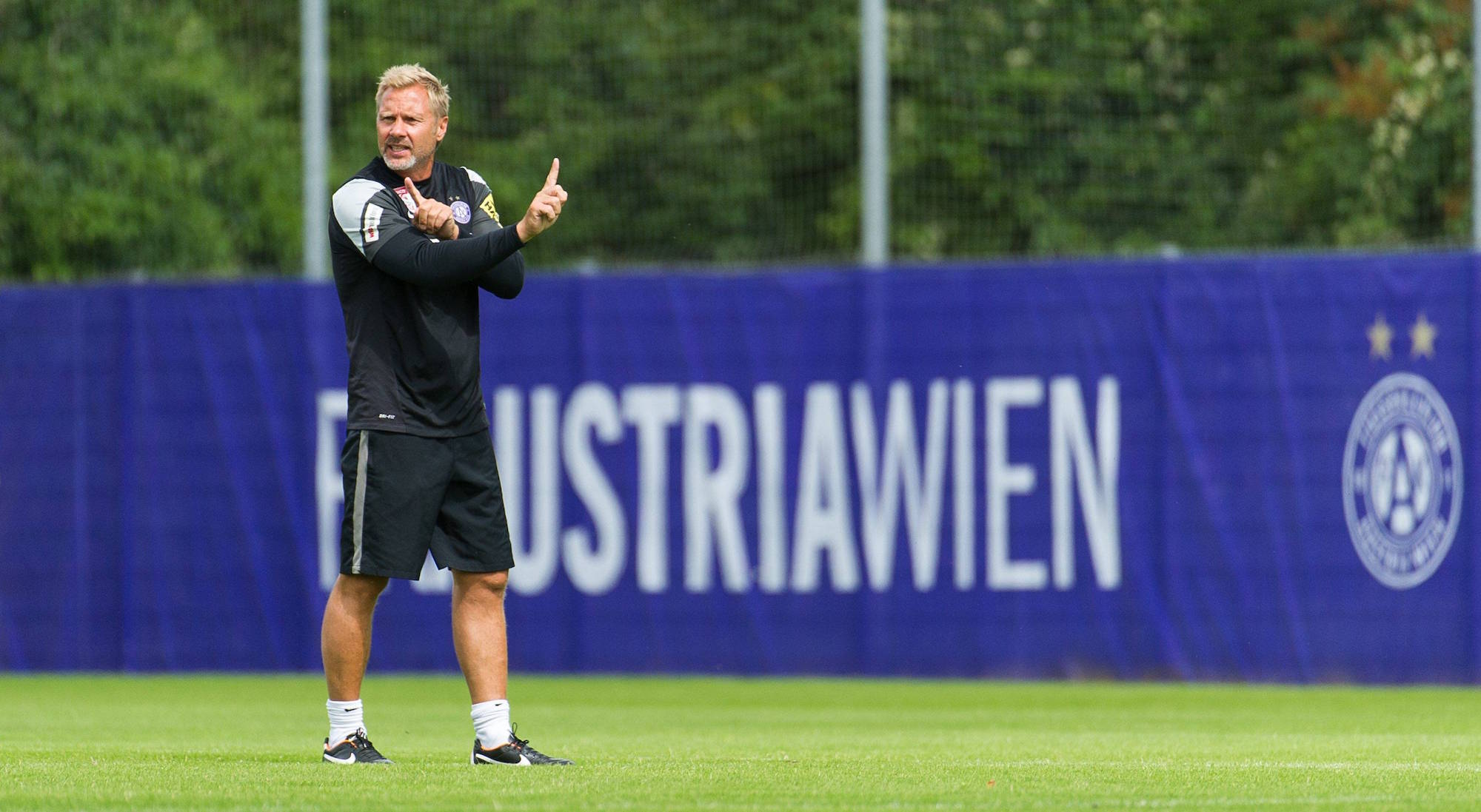Wien 22.06.2015, Generali Arena, Wien, AUT, 1. FBL, FK Austria Wien, Training, im Bild Trainer Thorsten Fink // during Training of Austrian Football Bundesliga Club FK Austria Vienna at the Generali Arena, Vienna, Austria on 2015/06/22. PUBLICATIONxNOTxINxAUT EP_gru Vienna 22 06 2015 Generali Arena Vienna AUT 1 FBL FK Austria Vienna Training in Picture team manager Thorsten Fink during Training of Austrian Football Bundesliga Club FK Austria Vienna AT The Generali Arena Vienna Austria ON 2015 06 22 PUBLICATIONxNOTxINxAUT EP_gru