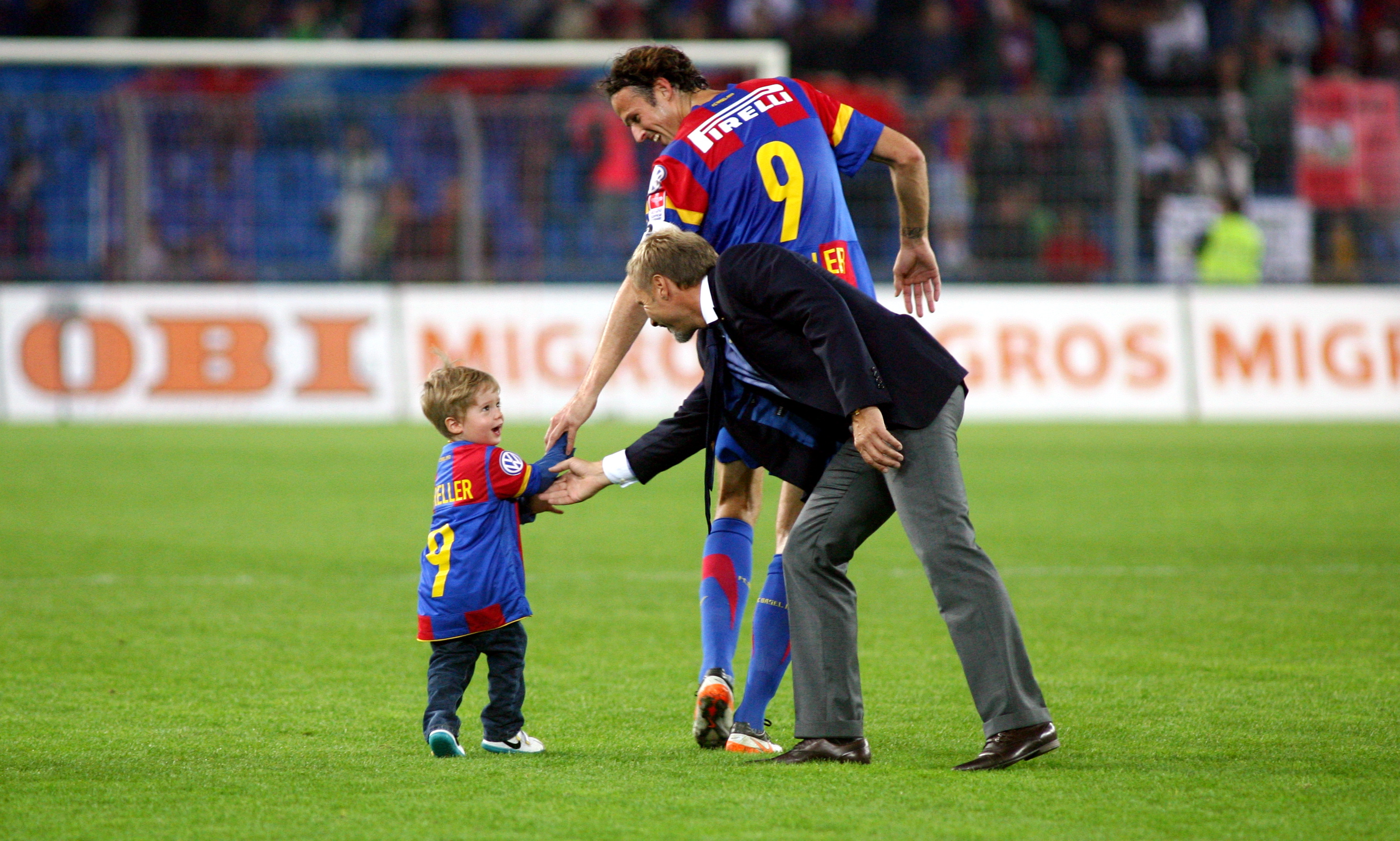 01.10 .2011 St Jakob Park Basel Fussball Super League Saison 2011/2012 FC Basel - FC Servette 3:0 Marco Streller mit S�hnchen nach dem Spiel , rechts Trainer Thorsten Fink (c) Foto Patrick Geisser