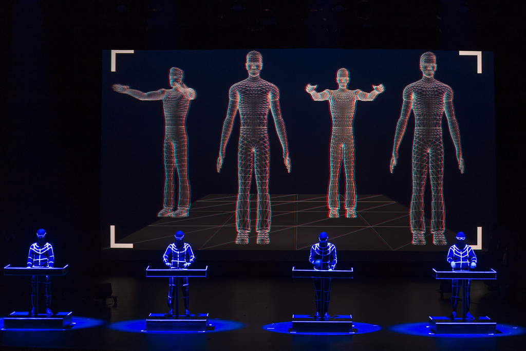 Electropop im Sinne von Kraftwerk, doch mit Trommeln und Piccolos unterlegt: Für den spektakulären Auftritt der Basler Bebbi wird eine 3D-Brille verteilt.