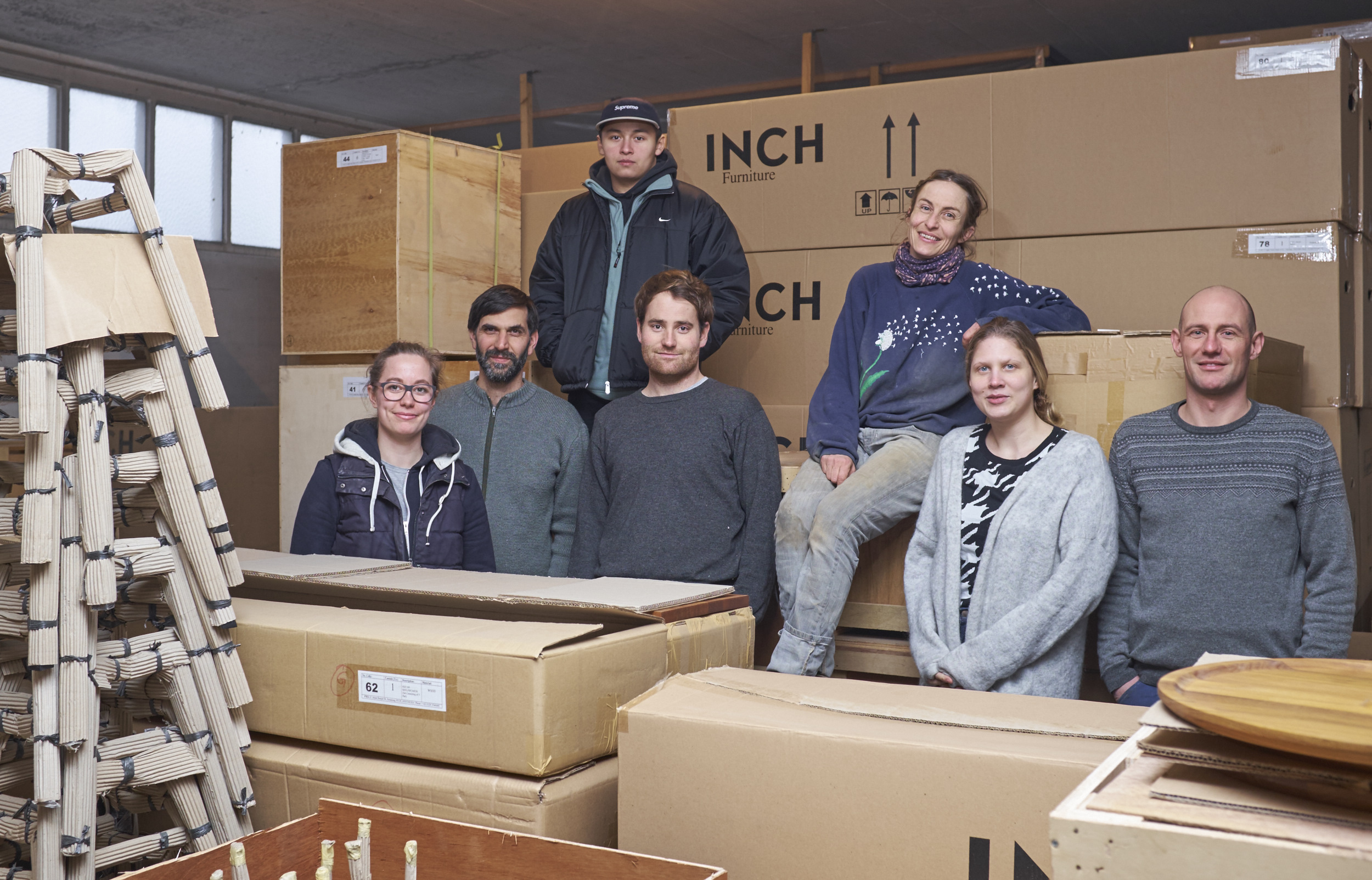 INCH Furniture sind ein 6-köpfiges Team – plus ein Praktikant (oben links).