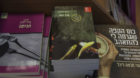 Das Buch "Borderlife" (Mitte), ausgelegt in einem israelischen Buchladen. Das Bildungsministerium empfindet das Buch als "unt