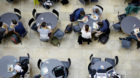Schweiz ist top im Wettbewerb um Talente: Studenten im Atrium der Universität Zürich. (Archiv)