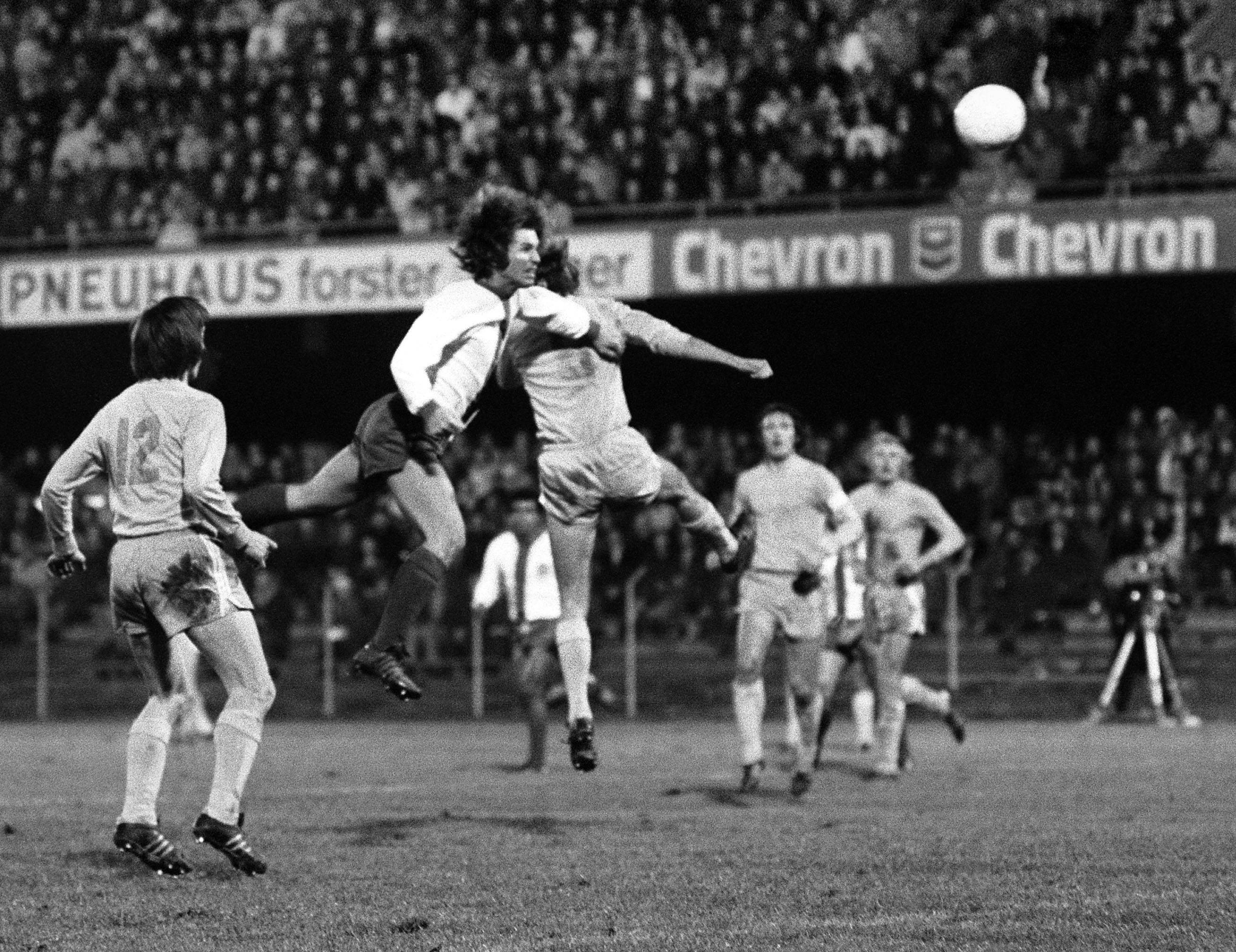 Eines von zehn Toren: Der Basler Walter Balmer, Mitte, trifft per Kopf zum 2:2, Brügge-Verteidiger Denaeghel (l.) und Cools sind machtlos.