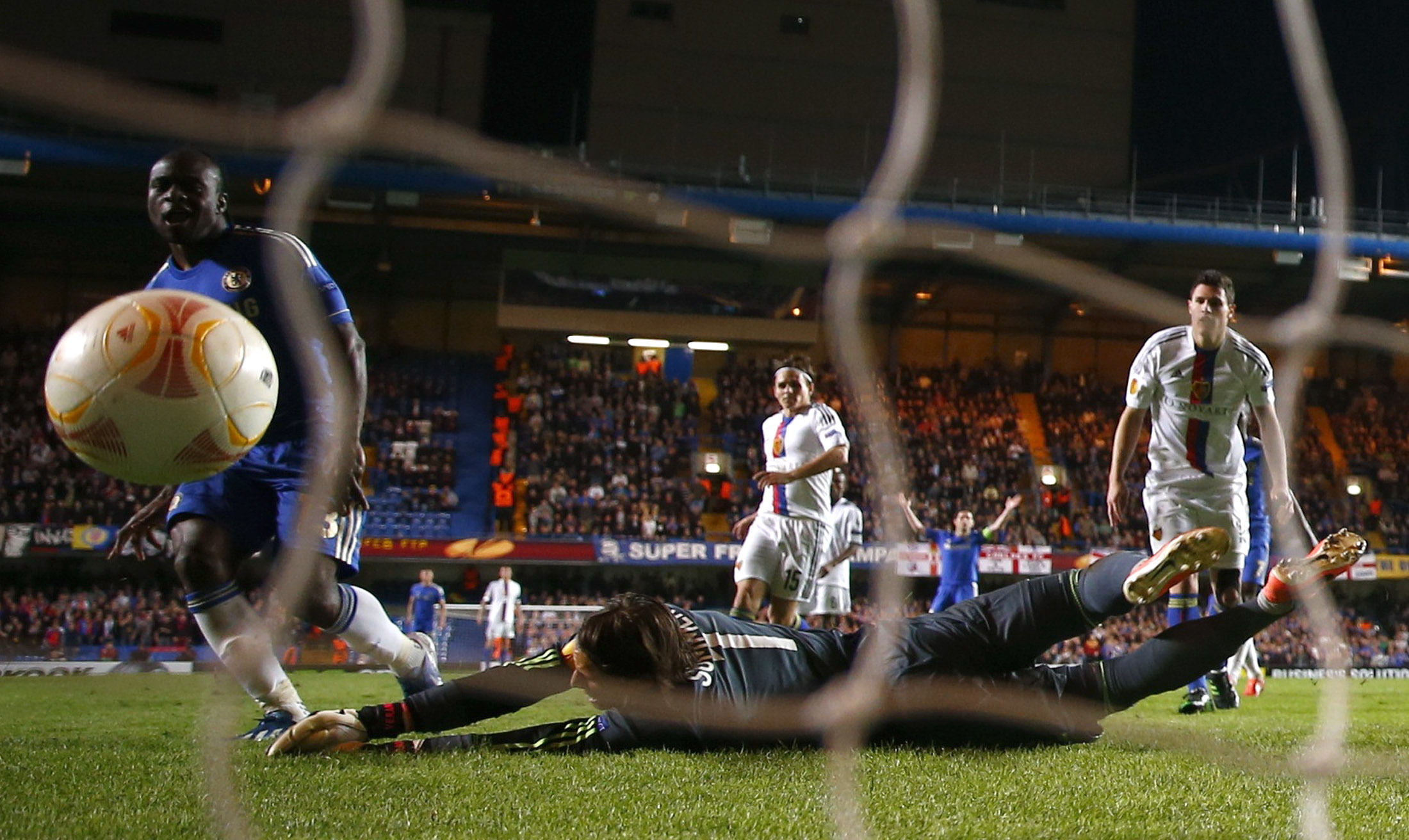 Chelsea's Victor Moses (L) scores a goal past FC Basel's goalkeeper Yann Sommer during their Europa League semi-final second leg soccer match at Stamford Bridge in London May 2, 2013.  Chelsea defeated FC Basel 3-1 on Thursday for a 5-2 aggregate semi-fin