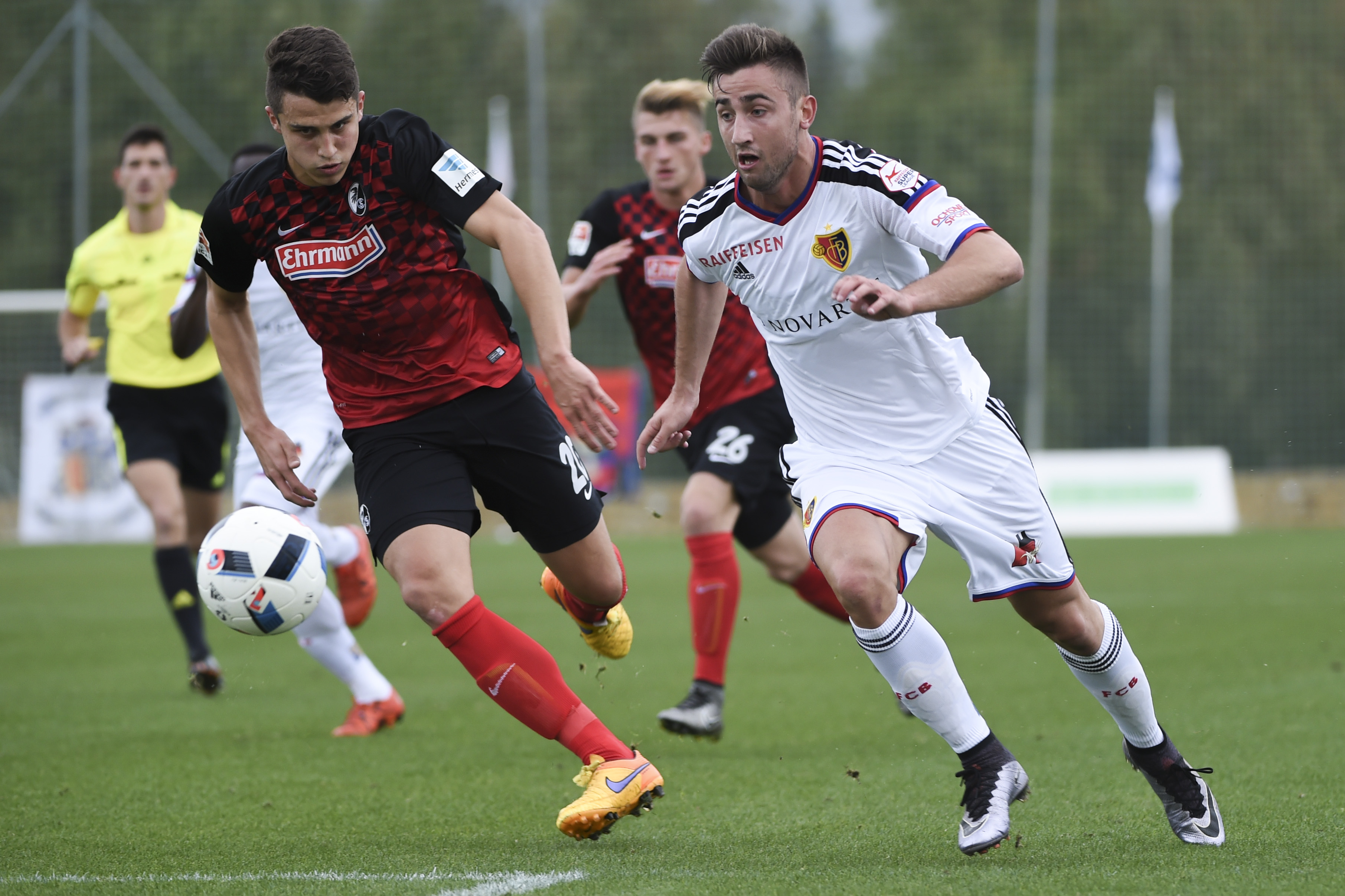 21.01.2016; Marbella; Fussball Super League - Trainingslager FC Basel; Basel - SC Freiburg; Marc-Oliver Kempf (Freiburg) gegen Andraz Sporar (Basel) (Andy Mueller/freshfocus)