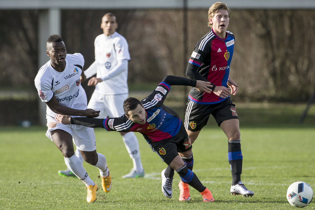 Renato Steffen, Mitte, und Alexander Fransson, rechts, FC Basel, im Spiel gegen Freddy Mveng, links, Neuchatel Xamax, beim Freundschaftsspiel zwischen dem FC Basel und Neuchatel Xamax am Dienstag, 2. Februar 2016, in Basel. (KEYSTONE/Alexandra Wey)