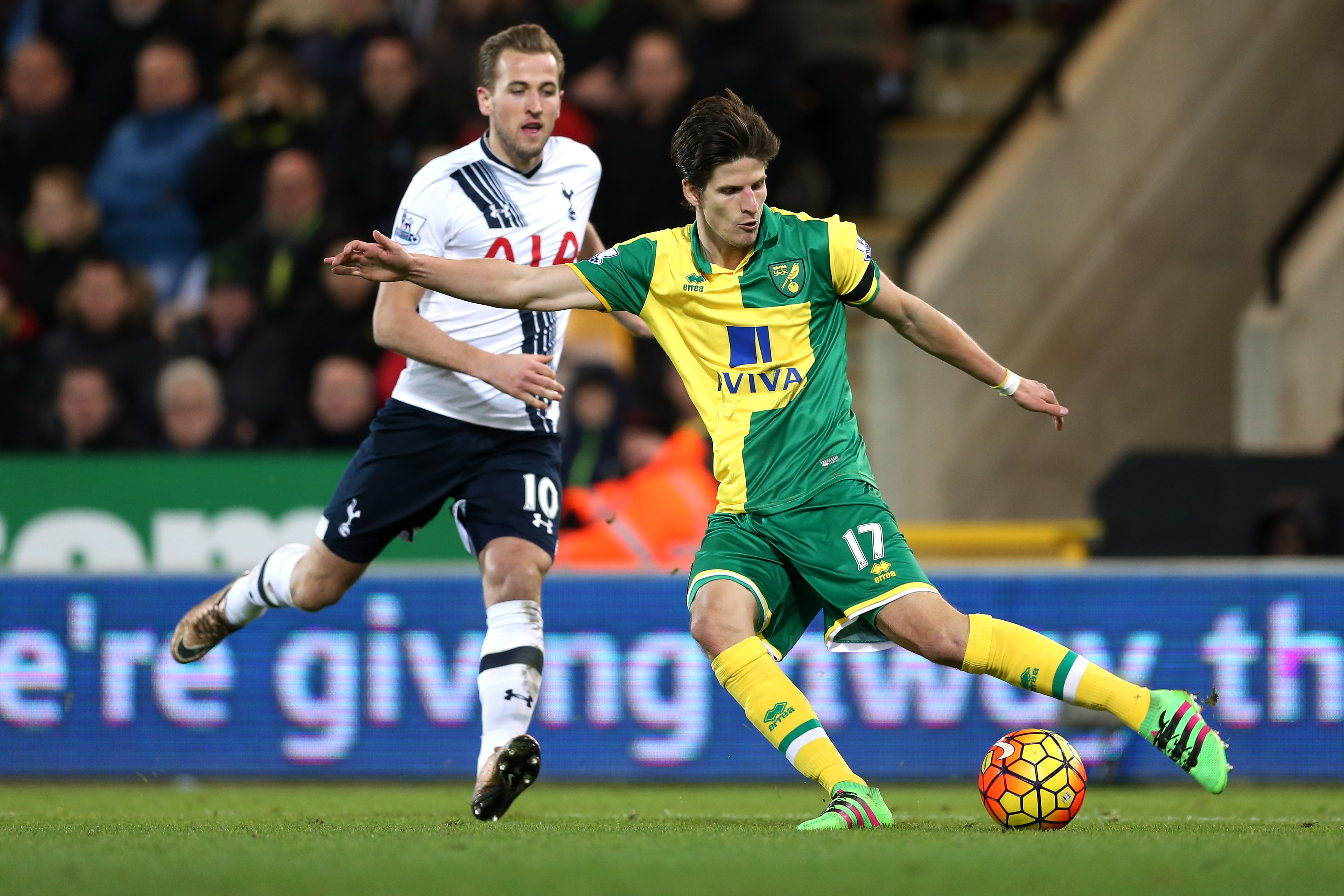 Timm Klose (rechts) – hier am Dienstagabend bei seinem Debüt für Norwich, einer 0:3-Heimniederlage gegen Tottenham – spült seinem Jugendverein BSC Old Boys Basel unverhofft eine erkleckliche Summe in die Kasse.