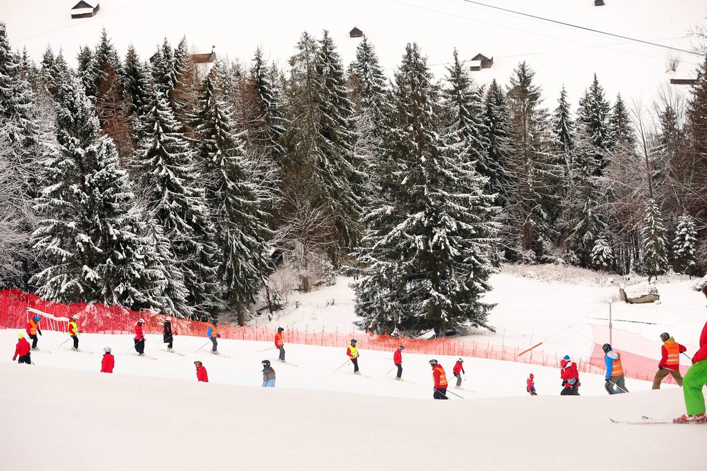 epa05142517 Workers prepare the course prior to the women's Downhill training of the Alpine Skiing World Cup in Garmisch-Partenkirchen, Germany, 04 February 2016. EPA/KARL-JOSEF HILDENBRAND