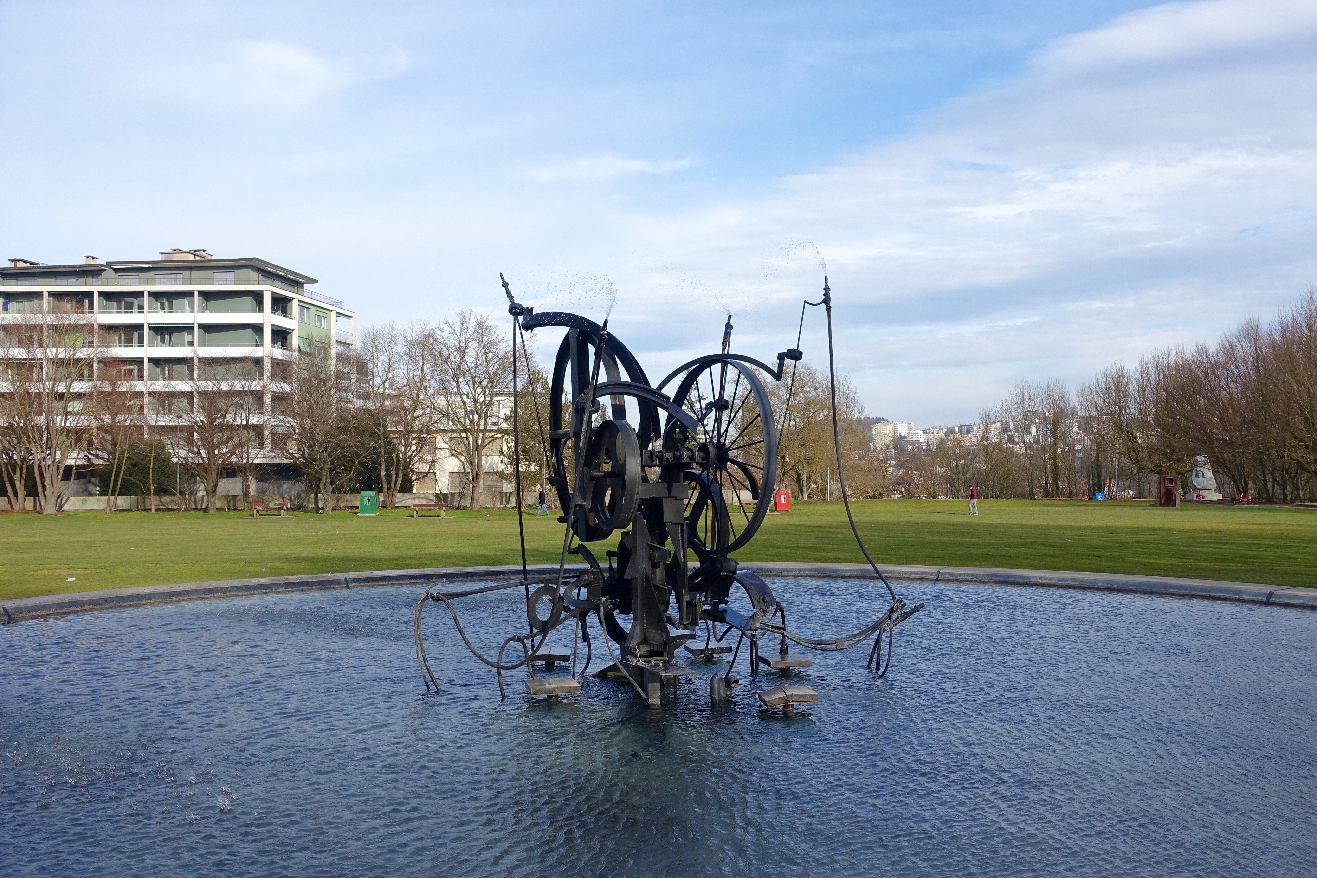 Jean Tinguelys Wasserspiel auf dem Grande Place.