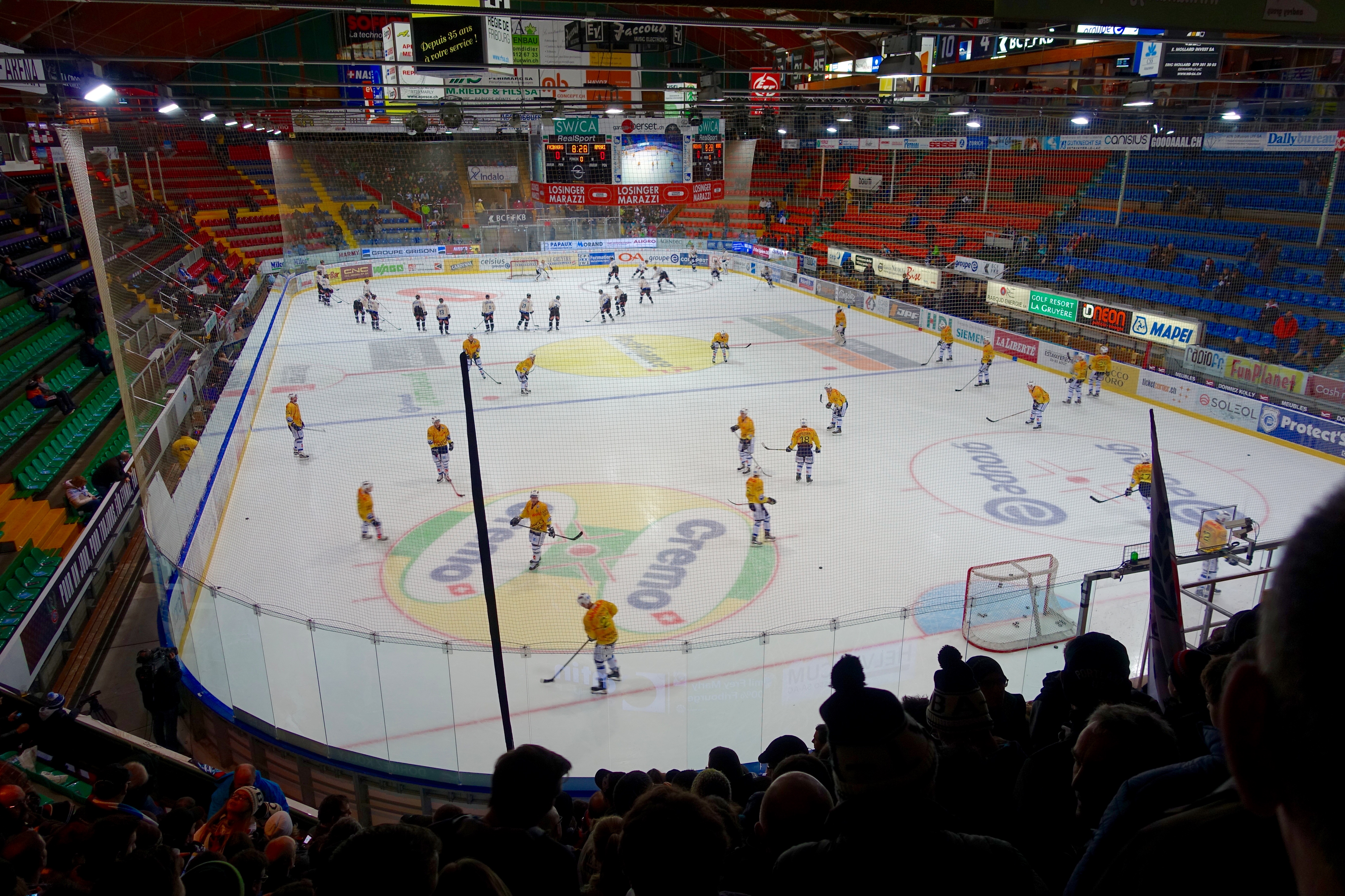 Fribourg und Ambri in der BCF-Arena beim Einspielen.