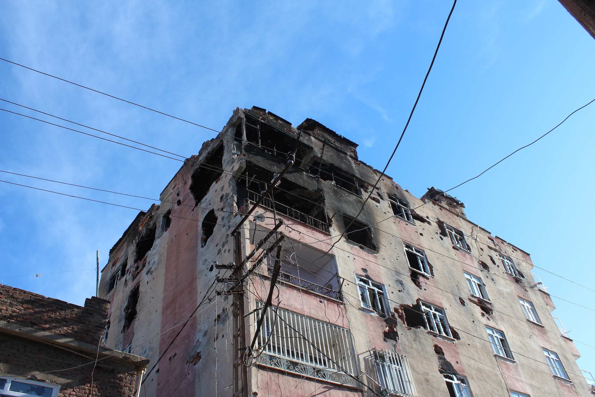Unübersehbar: Die Spuren des Krieges in Diyarbakir.