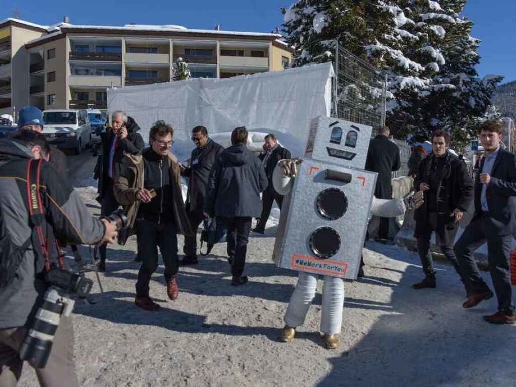 Eine Person im Roboterkostüm wirbt für das bedingungslose Grundeinkommen am Weltwirtschaftsforum 2016 in Davos.