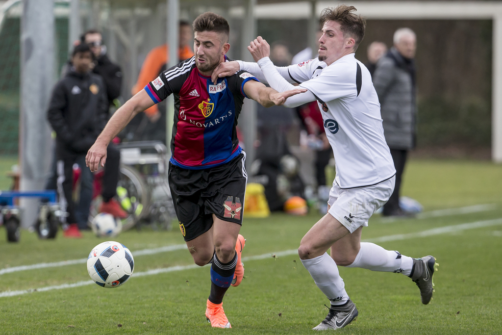 Andraz Sporar, links, FC Basel, im Spiel gegen Mickael Facchinetti, rechts, Neuchatel Xamax, beim Freundschaftsspiel zwischen dem FC Basel und Neuchatel Xamax am Dienstag, 2. Februar 2016, in Basel. (KEYSTONE/Alexandra Wey)
