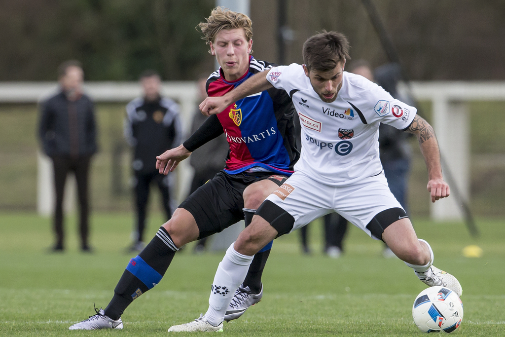 Alexander Fransson, links, FC Basel, im Spiel gegen Pietro Di Nardo, rechts, Neuchatel Xamax, beim Freundschaftsspiel zwischen dem FC Basel und Neuchatel Xamax am Dienstag, 2. Februar 2016, in Basel. (KEYSTONE/Alexandra Wey)