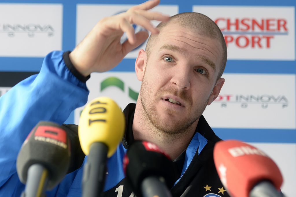 Philippe Senderos an einer Medienkonferenz des Grasshopper Club Zuerich auf dem Campus in Niederhasli am Dienstag, 2. Februar 2016. Phlippe Senderos wechselt von der Premier League zurueck in die Super League zu den Grasshoppers, wo er bis Saisonende unterschrieben hat. (KEYSTONE/Walter Bieri)