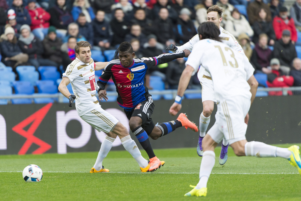 Der Basler Breel Embolo, Mitte, in Aktion im Fussball Meisterschaftsspiel der Super League zwischen dem FC Basel 1893 und dem FC Luzern, im Stadion St. Jakob-Park in Basel, am Sonntag, 7. Februar 2016. (KEYSTONE/Georgios Kefalas)