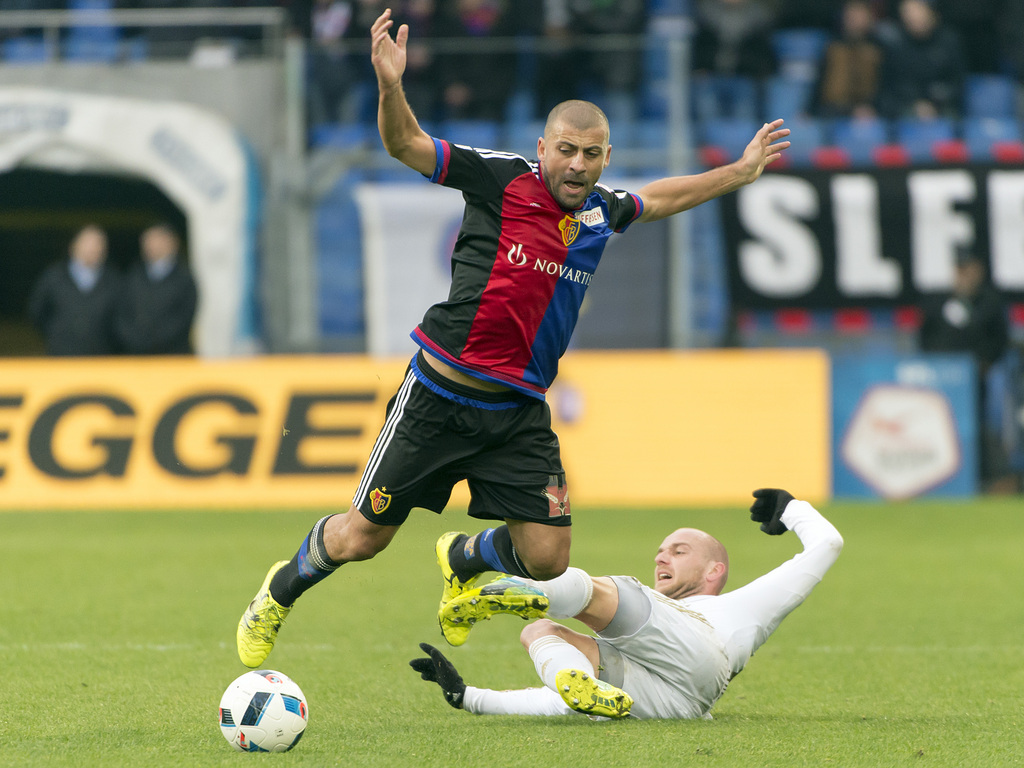 Der Basler Walter Samuel, links, im Kampf um den Ball gegen den Luzerner Marco Schneuwly, rechts, im Fussball Meisterschaftsspiel der Super League zwischen dem FC Basel 1893 und dem FC Luzern, im Stadion St. Jakob-Park in Basel, am Sonntag, 7. Februar 2016. (KEYSTONE/Georgios Kefalas)