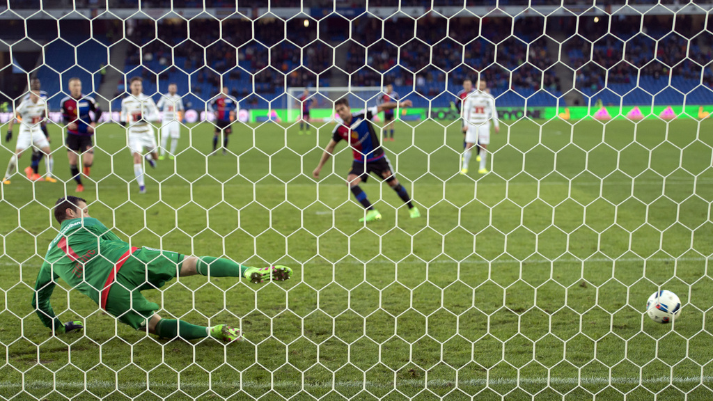 Der Luzerner Torhueter David Zibung, links, taucht in die falsche Ecke beim Penalty des Baslers Matias Delgado, Mitte, im Fussball Meisterschaftsspiel der Super League zwischen dem FC Basel 1893 und dem FC Luzern, im Stadion St. Jakob-Park in Basel, am Sonntag, 7. Februar 2016. (KEYSTONE/Georgios Kefalas)
