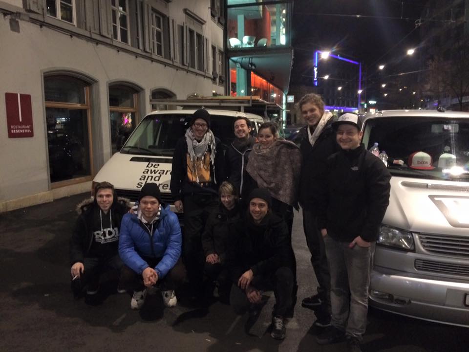 Baschi Seelhofer und seine Crew beim Aufbruch nach Griechenland kurz nach der Filmpremiere.
