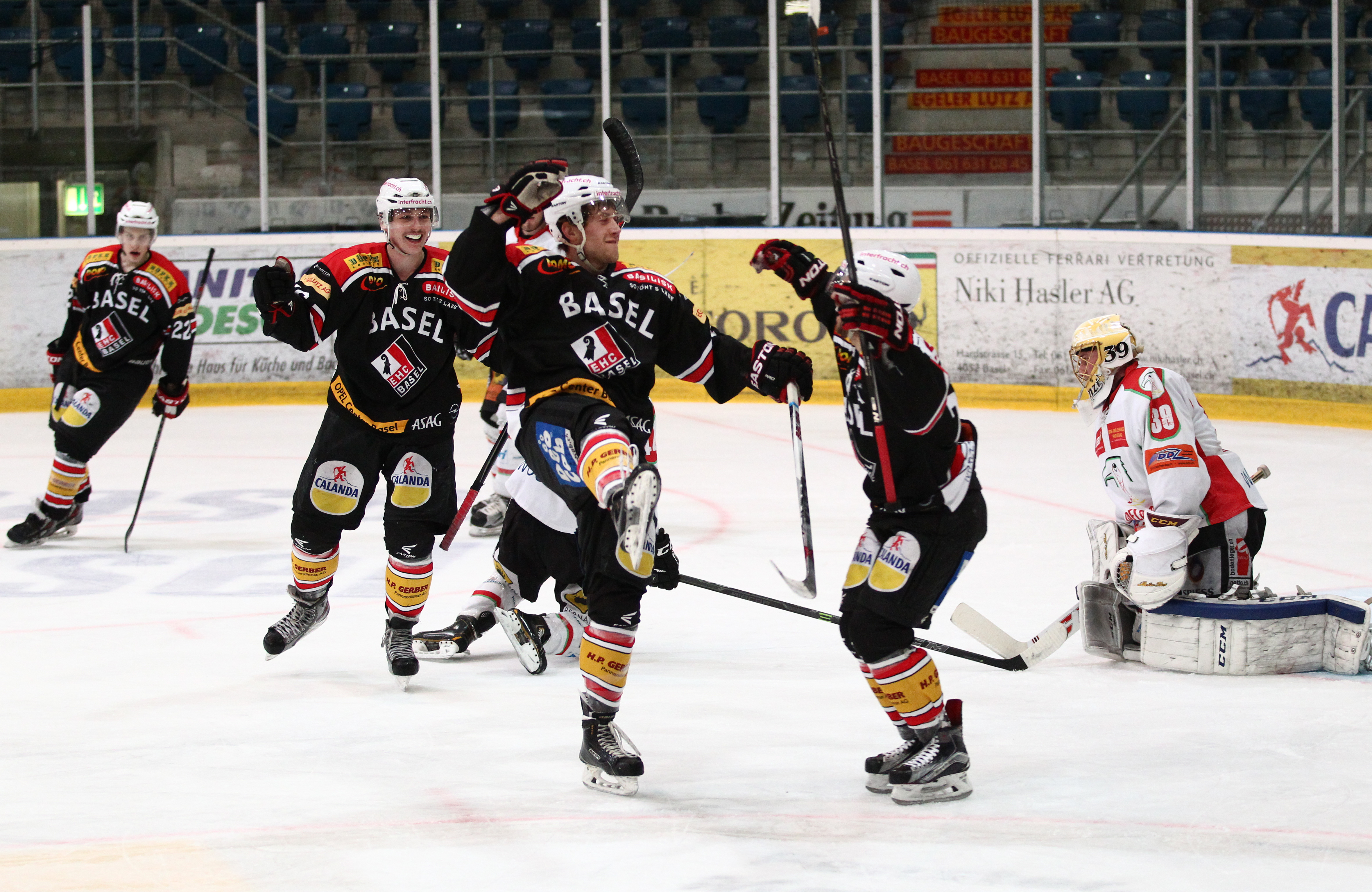 Rony Spreyermann bejubelt mit dem 6:1 sein drittes Tor des Abends und damit die Entscheidung im Spiel gegen Adelboden.