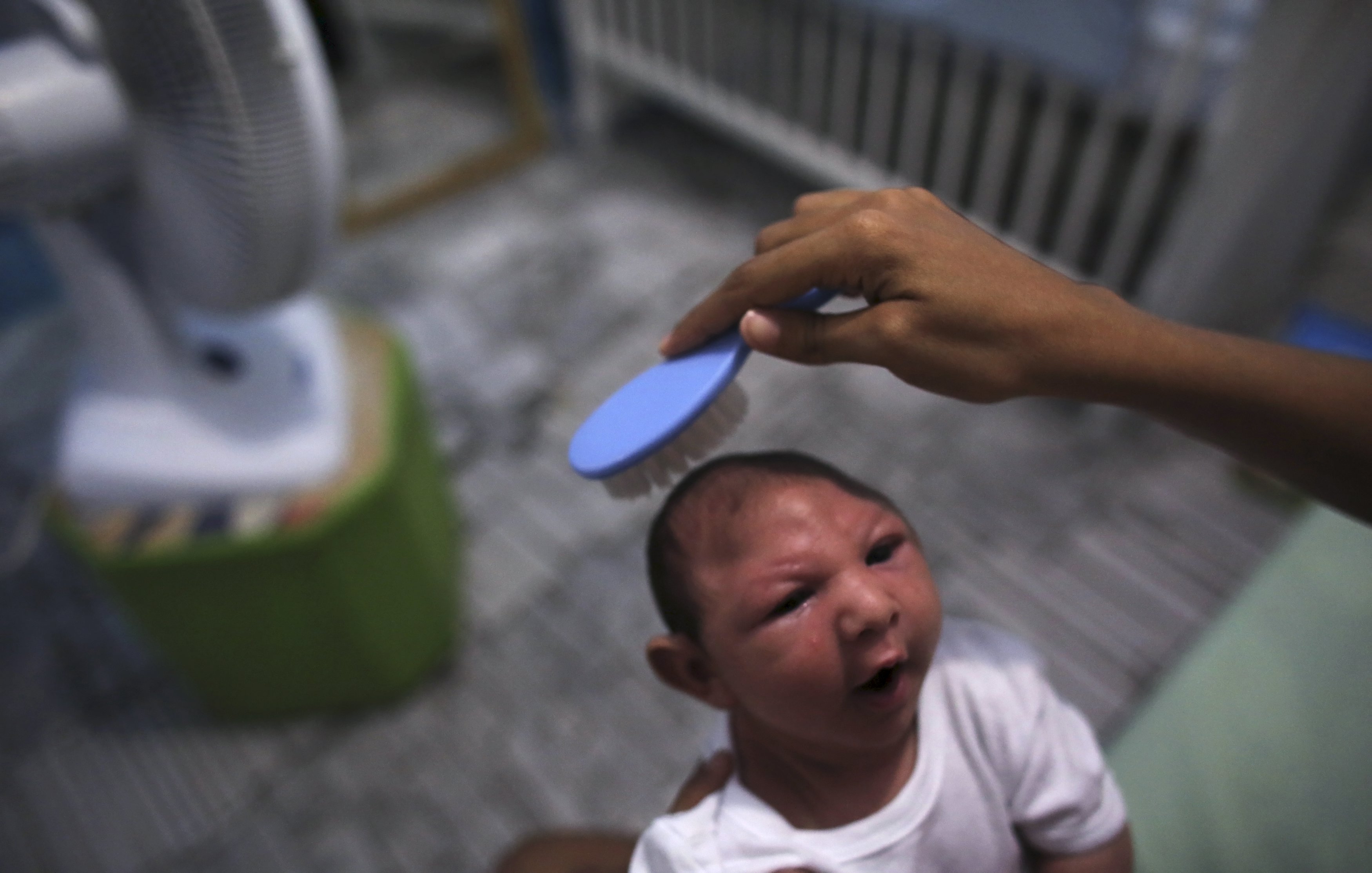 Solche Bilder liessen das Zika Virus weltweite zum Thema werden. Forscher vermuten einen Zusammenhang zwischen dem Zika Virus und der Mikrozephalie. Eines Geburtsdefektes bei dem der Kopf von Neugeborenen deutlich kleiner ist als üblich, was bei den Betroffenen zu einer unterschiedlich ausgeprägten geistigen Behinderung führt.
