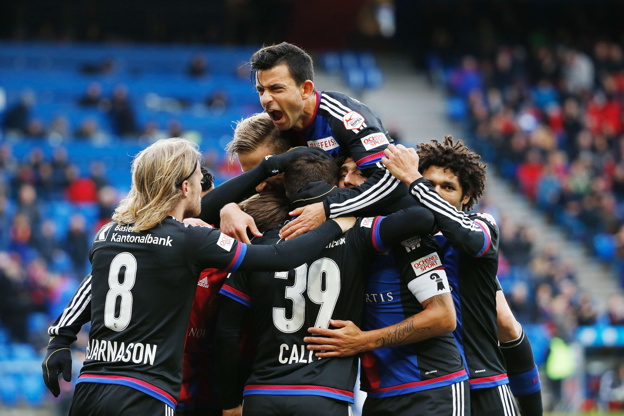 29.11.2015 St Jakob Park Basel , SCHWEIZ , Saison 2015/2016 Herren Fussball Super League FC Basel - FC Luzern Torjubel beim 2:0 ua. mit Birkir Bjarnason , Davide Calla , Behrang Safari und Mohamed Elneny (FC Basel) (c) Manuel Geisser