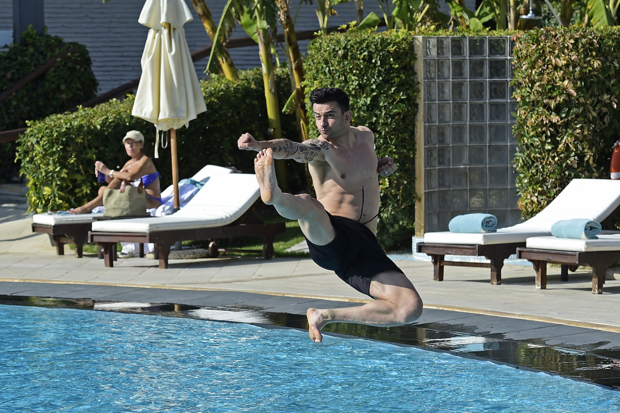 15.01.2015; Marbella; Fussball Super League - Trainingslager FC Basel - Training; Behrang Safari. Anstelle die Entspannung mit dem Bad in der Eistonne zu machen, nutzen die Spieler den kalten Swimmingpool im Hotel. (Andy Mueller/freshfocus)