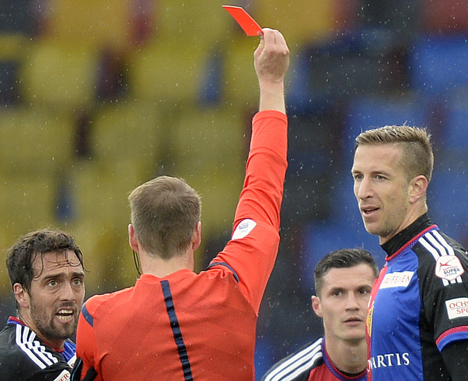 Rote Karte fuer den Basler Marc Janko, rechts, vom Schiedsrichter Alain Bieri, links, beim Fussballspiel der Super League Grasshopper Club Zuerich gegen den FC Basel in Zuerich am Sonntag, 14. Februar 2016. (KEYSTONE/Walter Bieri)