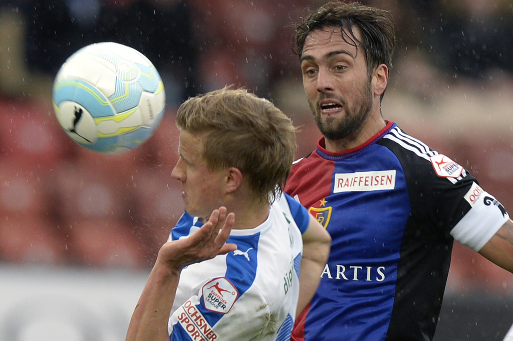 Der Zuercher Moritz Bauer, links, gegen den Basler Matias Delgado, rechts, beim Fussballspiel der Super League Grasshopper Club Zuerich gegen den FC Basel in Zuerich am Sonntag, 14. Februar 2016. (KEYSTONE/Walter Bieri