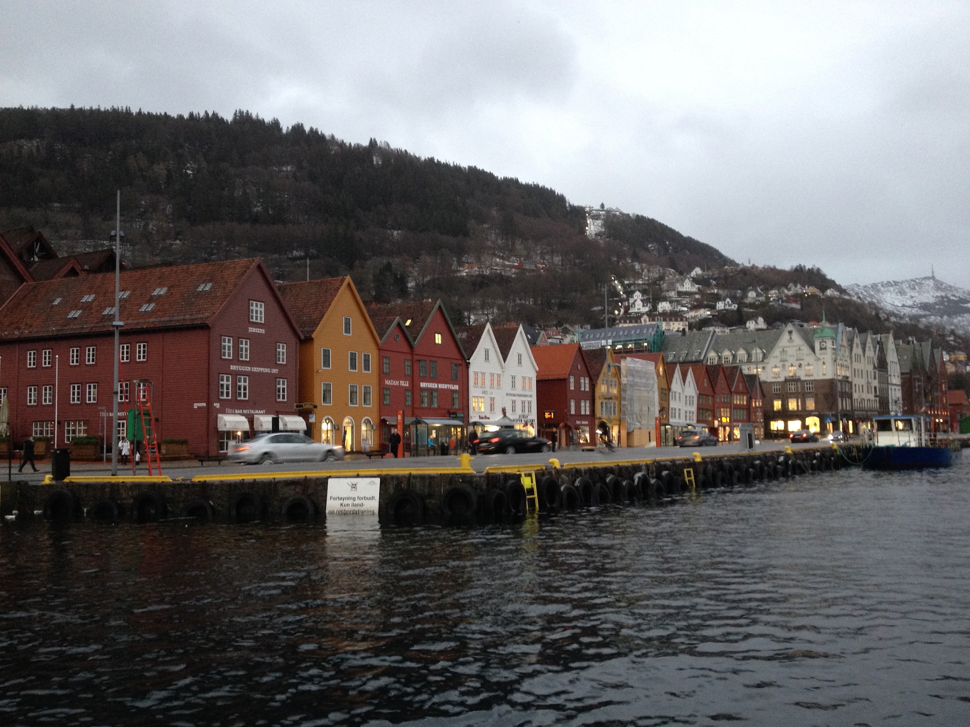 Bryggen war einst das Handelsviertel der Stadt, im Sommer wird es inzwischen von Touristen, die hier zu Kreuzfahrten aufbrechen, überschwemmt.