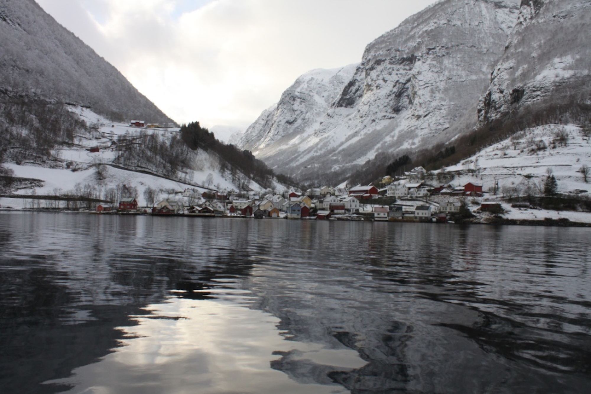 In einem Tagesausflug lässt sich die Fjordlandschaft zwischen Gudvangen und Flåm bequem erkunden.
