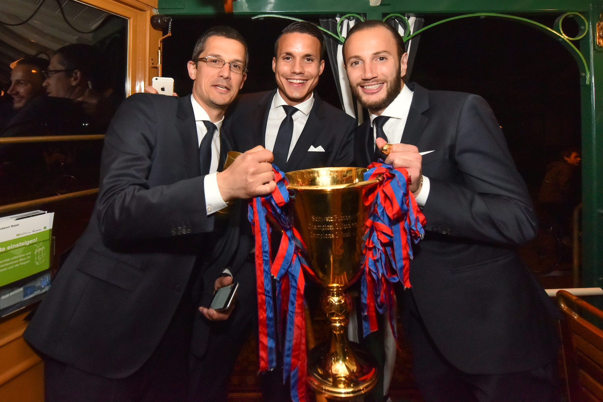 Pascal Naef mit Philipp Degen und Shkelzen Gashi, Meisterfeier im Oldtimertram