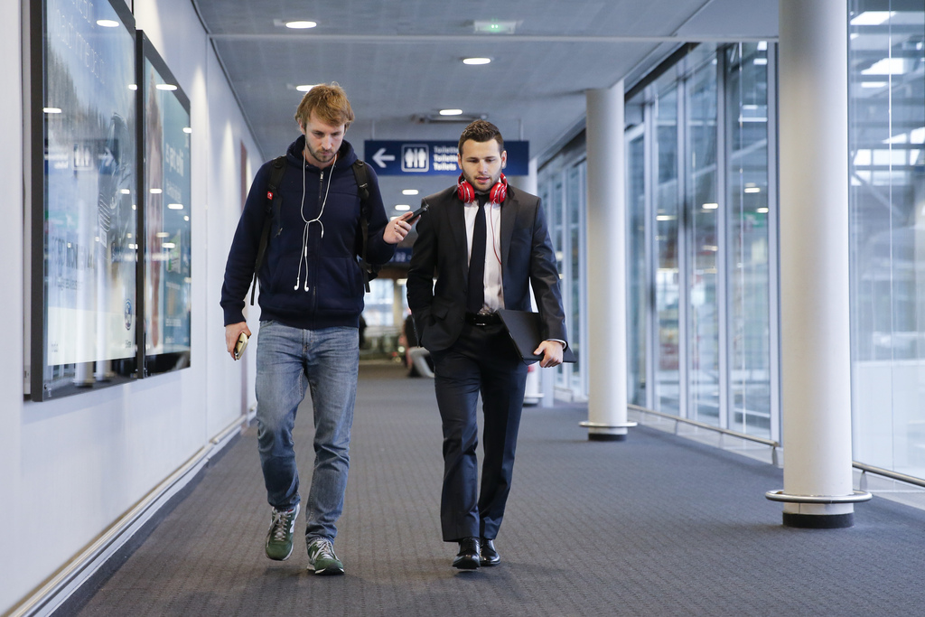 Renato Steffen, Spieler des FC Basel, gibt ein Interview vor dem Abflug zum Europa-League Hinspiel gegen AS St. Etienne am Mittwoch, 17. Februar 2016, auf dem Flughafen in Basel. (KEYSTONE/Peter Klaunzer)