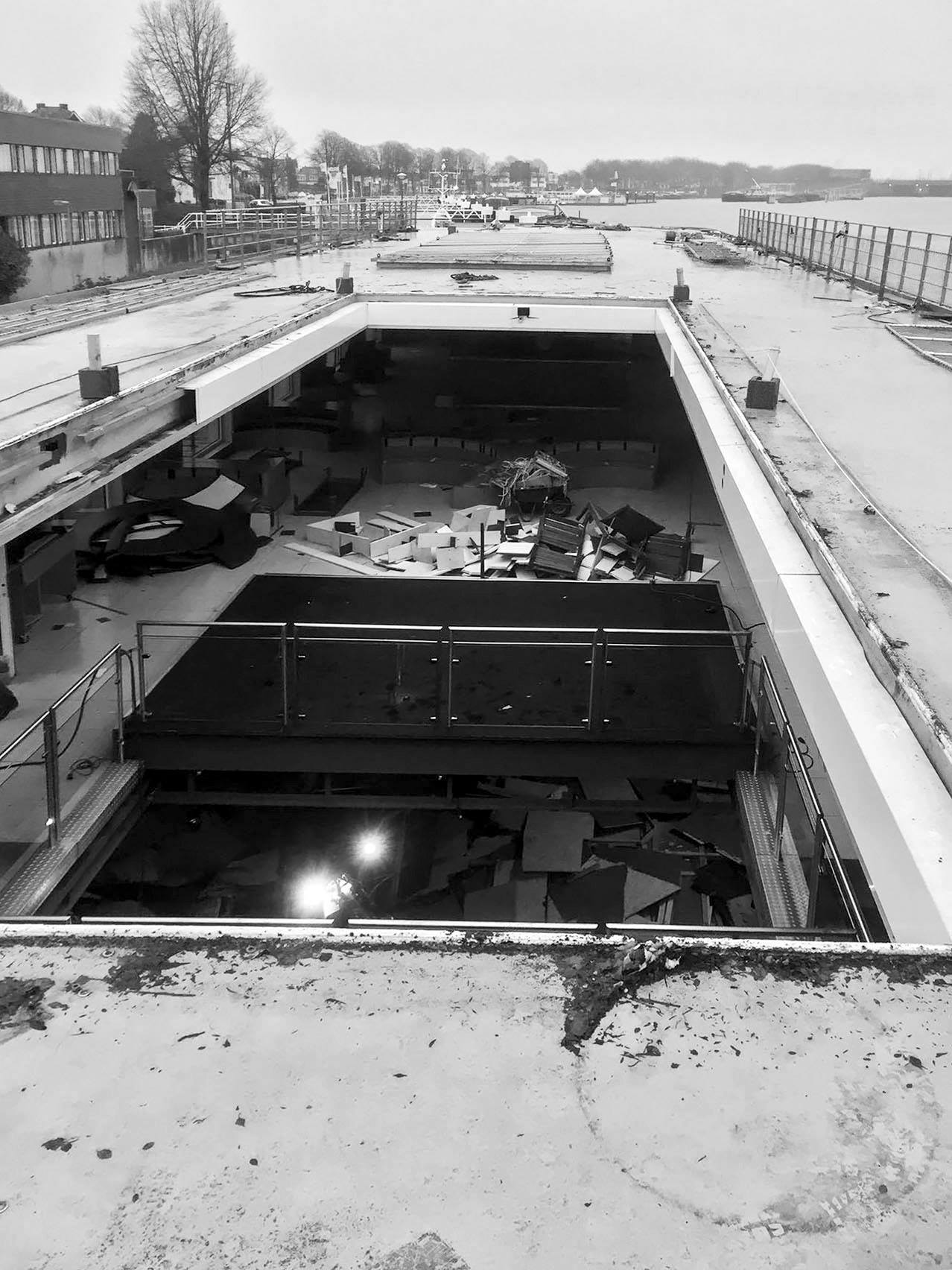 Die Schiffsluke gewährt tiefen Einblick in die aufwändige Baustelle. 