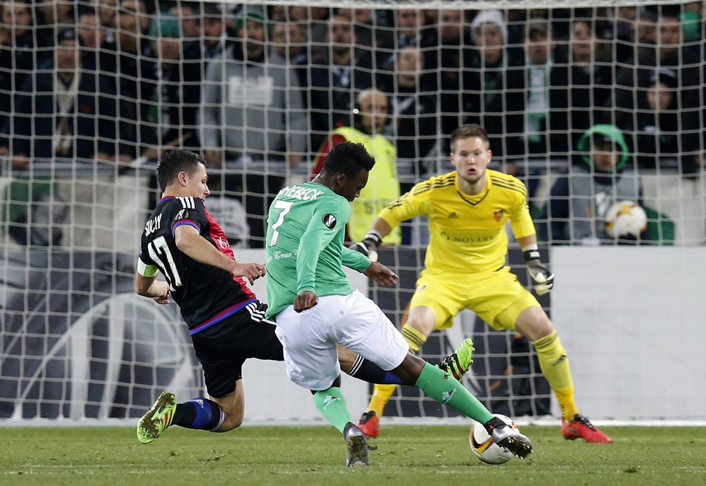 epa05169161 Saint-Etienne's Jean-Christophe Bahebeck (C) scores the 3-2 goal during the UEFA Europa League Round of 32 match between AS St. Etienne and FC Basel at the Stade Geoffroy-Guichard in St. Etienne, France, 18 February 2016. EPA/PETER KLAUNZER